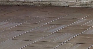 Бетонная брусчатка двора в Белорецке в октябре