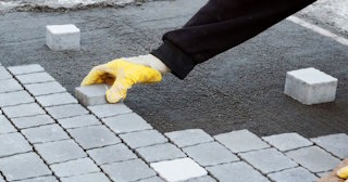Монтаж тротуарной плитки на даче в Белорецке в октябре