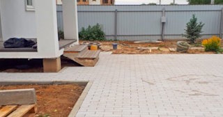 Укладка тротуарной плитки во дворе в Белорецке в октябре