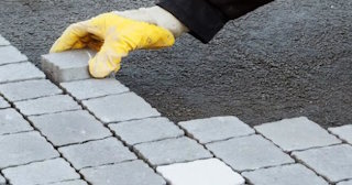 Укладка брусчатки в Белорецке - цена от 811 руб. за м2 | ТротуарнаяПлитка