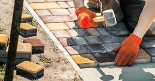 Укладка брусчатки «старый город» три цвета в Белорецке в октябре