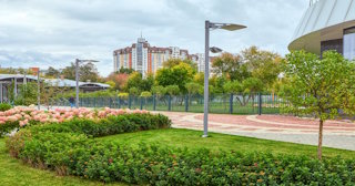 Профессиональное озеленение улиц в Белорецке в октябре